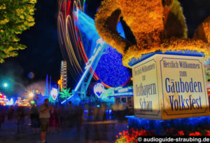 Die Erntekrone mit Gäubodenvolksfest im Hintergrund